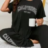 ensemble de pyjama avec t shirt graphique et pantalon avec l