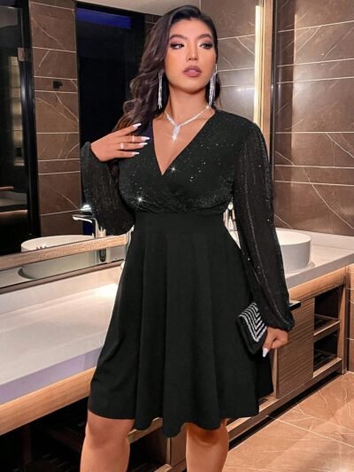 robe ajustée et affinante avec encolure en v et ornements de strass