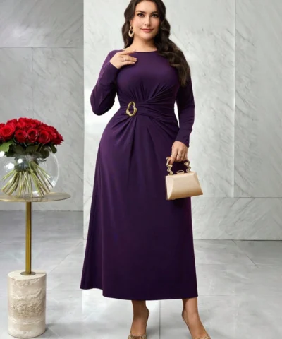 robe élégante, col rond, manches longues, taille avec décoration métallique