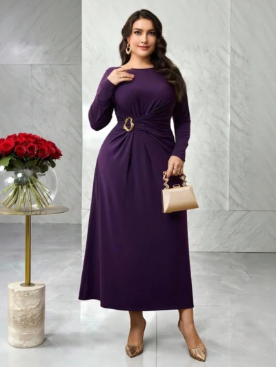 robe élégante, col rond, manches longues, taille avec décoration métallique