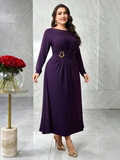 robe élégante, col rond, manches longues, taille avec décoration métallique