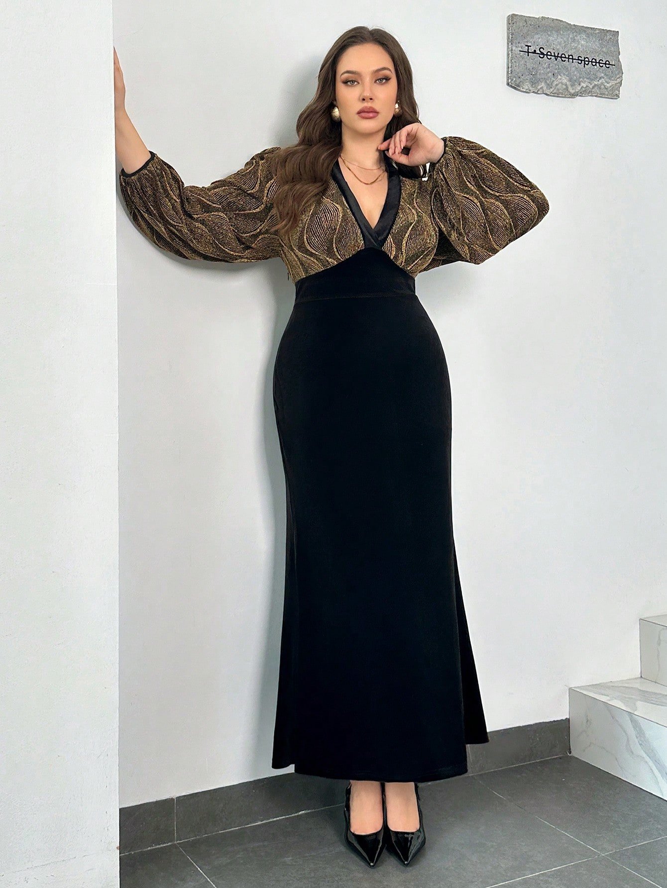 robe de soirée élégante en velours avec patchwork, manches lanternes et ourlet sirène robe de soirée élégante en velours avec patchwork, manches lanternes et ourlet sirène