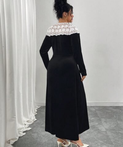 e longue manches longues noire et blanche à taille cintrée,