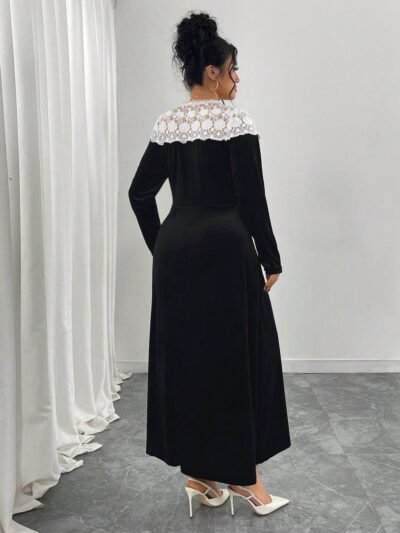 e longue manches longues noire et blanche à taille cintrée,