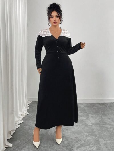 e longue manches longues noire et blanche à taille cintrée,