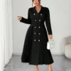 robe ajustée à manches longues, col, double boutonnage et plis