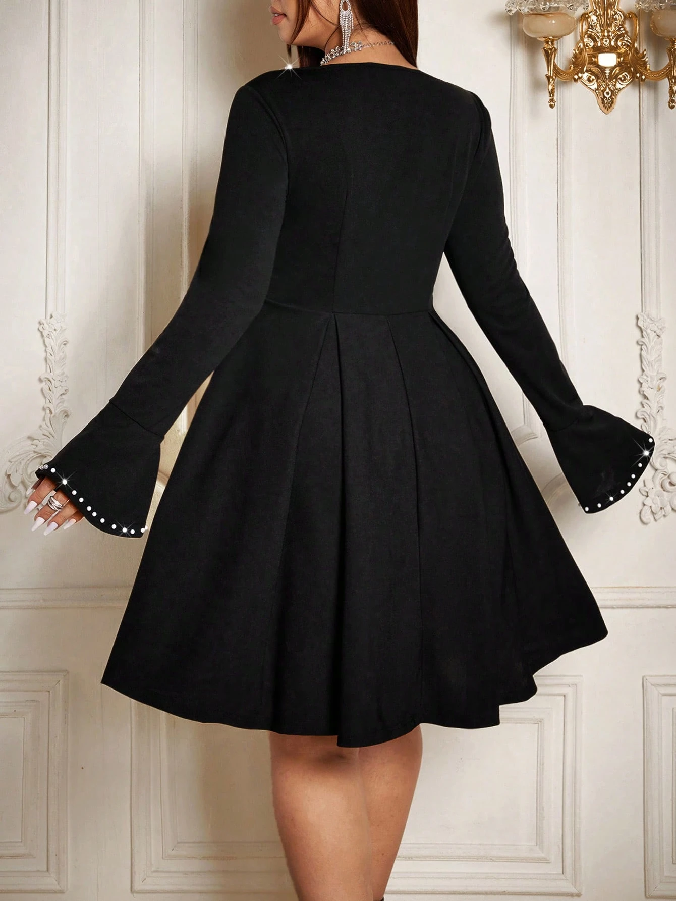 robe avec col rond, taille froncée et perles noires, coupe évasée, robe avec col rond, taille froncée et perles noires, coupe évasée,