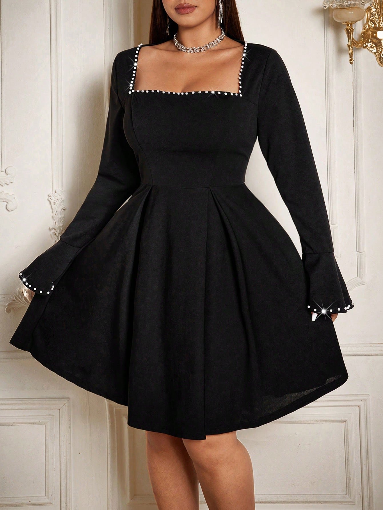 robe avec col rond, taille froncée et perles noires, coupe évasée, robe avec col rond, taille froncée et perles noires, coupe évasée,