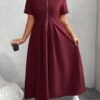 robe ample de couleur unie avec fermeture éclair à l'avant, manches courtes