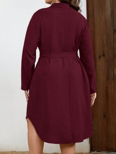 robe à manches longues avec boutons devant et ourlet incurvé