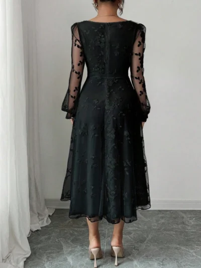 robe élégante avec contraste de maille, col carré et taille cintrée,