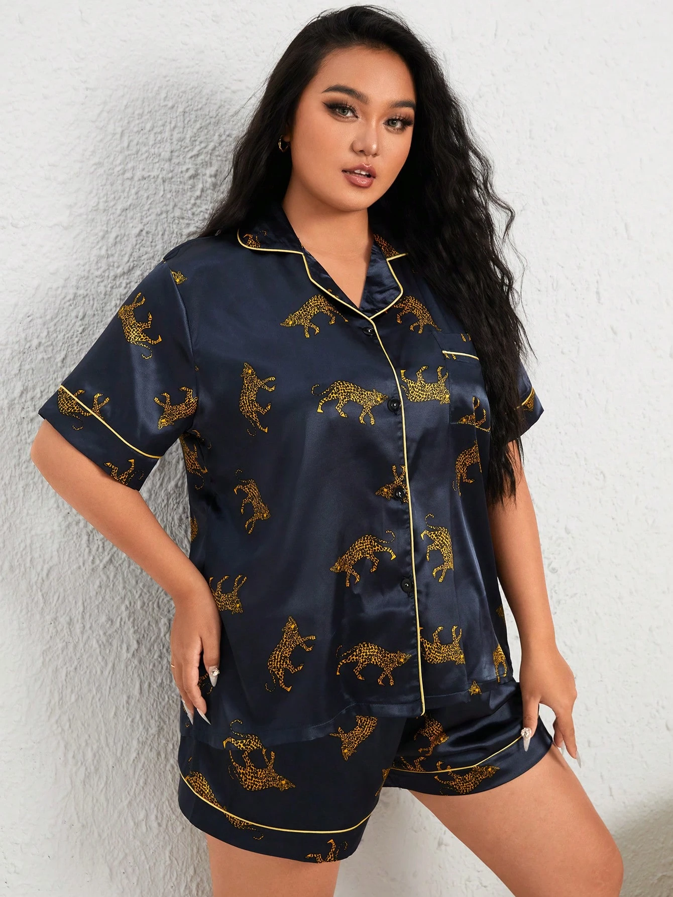 Ensemble de pyjama en satin avec imprimé léopard et passepoil contrastant – Image 5