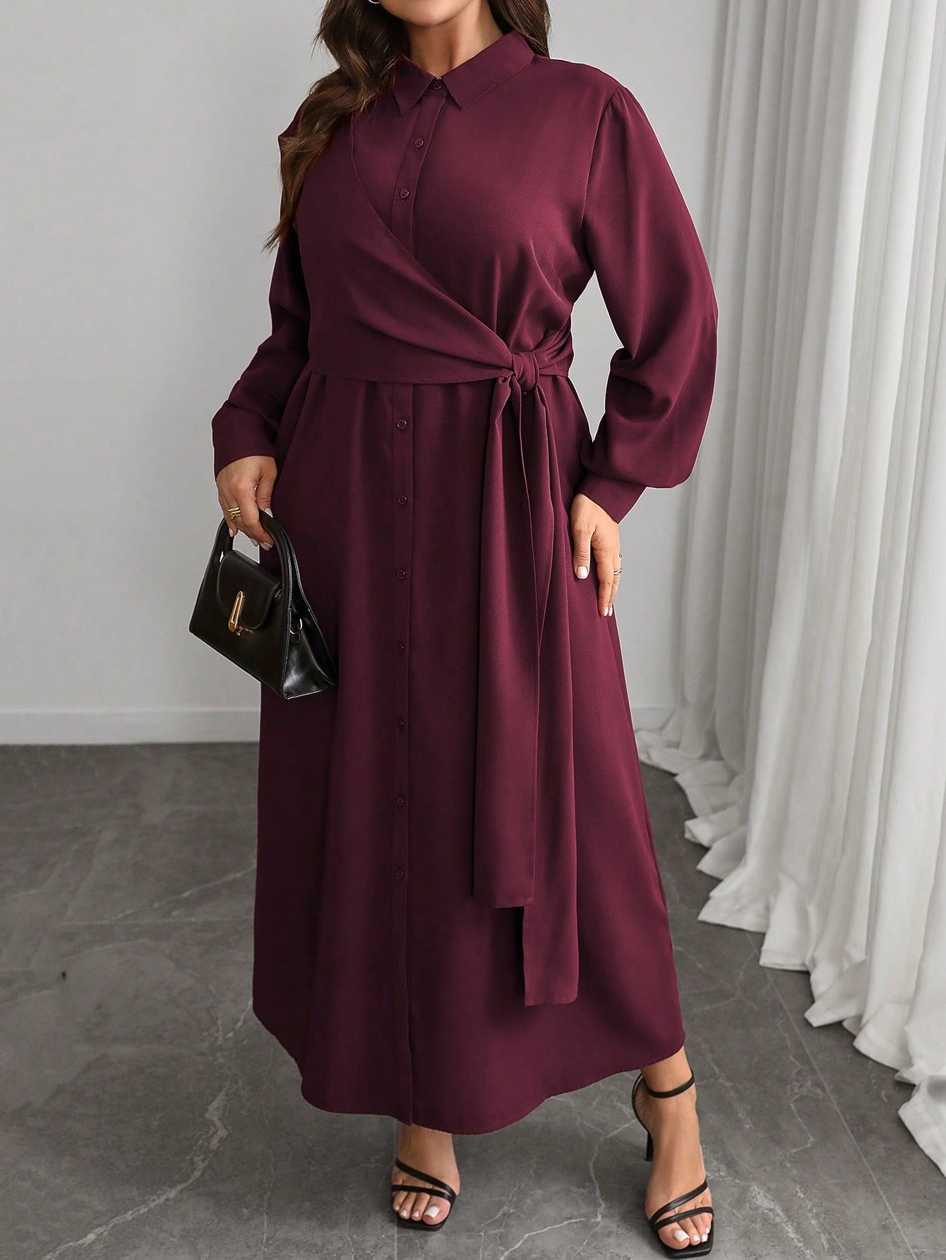 Robe chemise à manches longues avec col montant et ceinture décorative