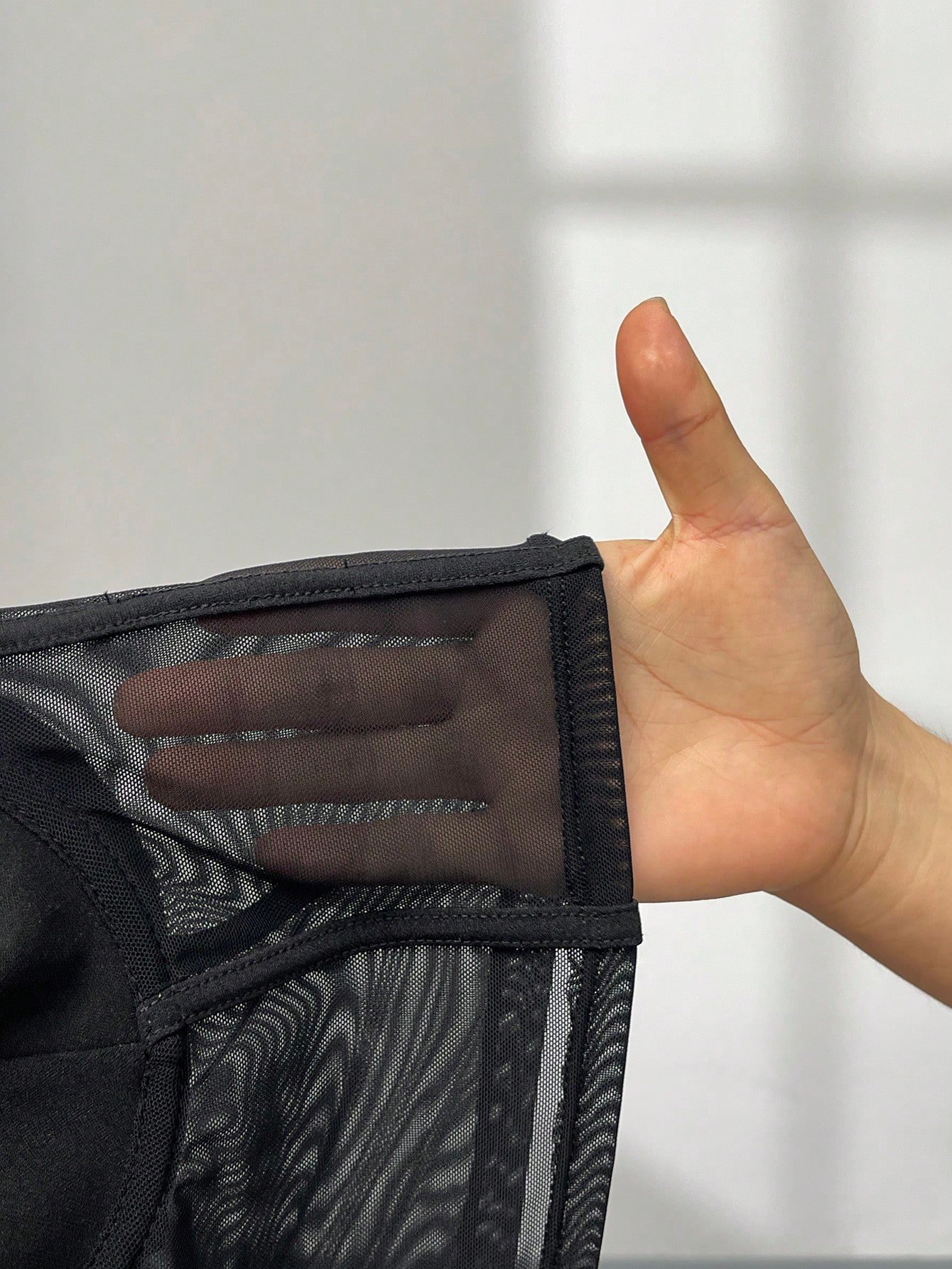 Débardeur élégant en maille noire avec design ajouré et laçage – Image 7