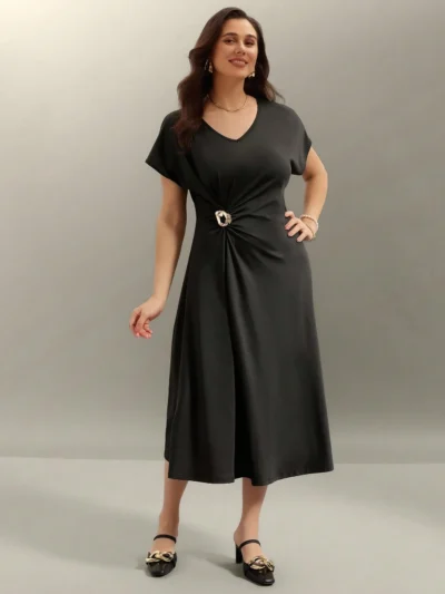 Robe courte noire élégante et luxueuse