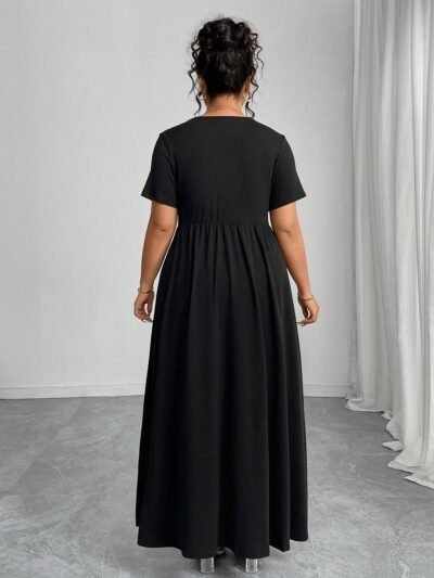 Alternative view of Robe moulante à col V profond avec application papillon à manches courtes