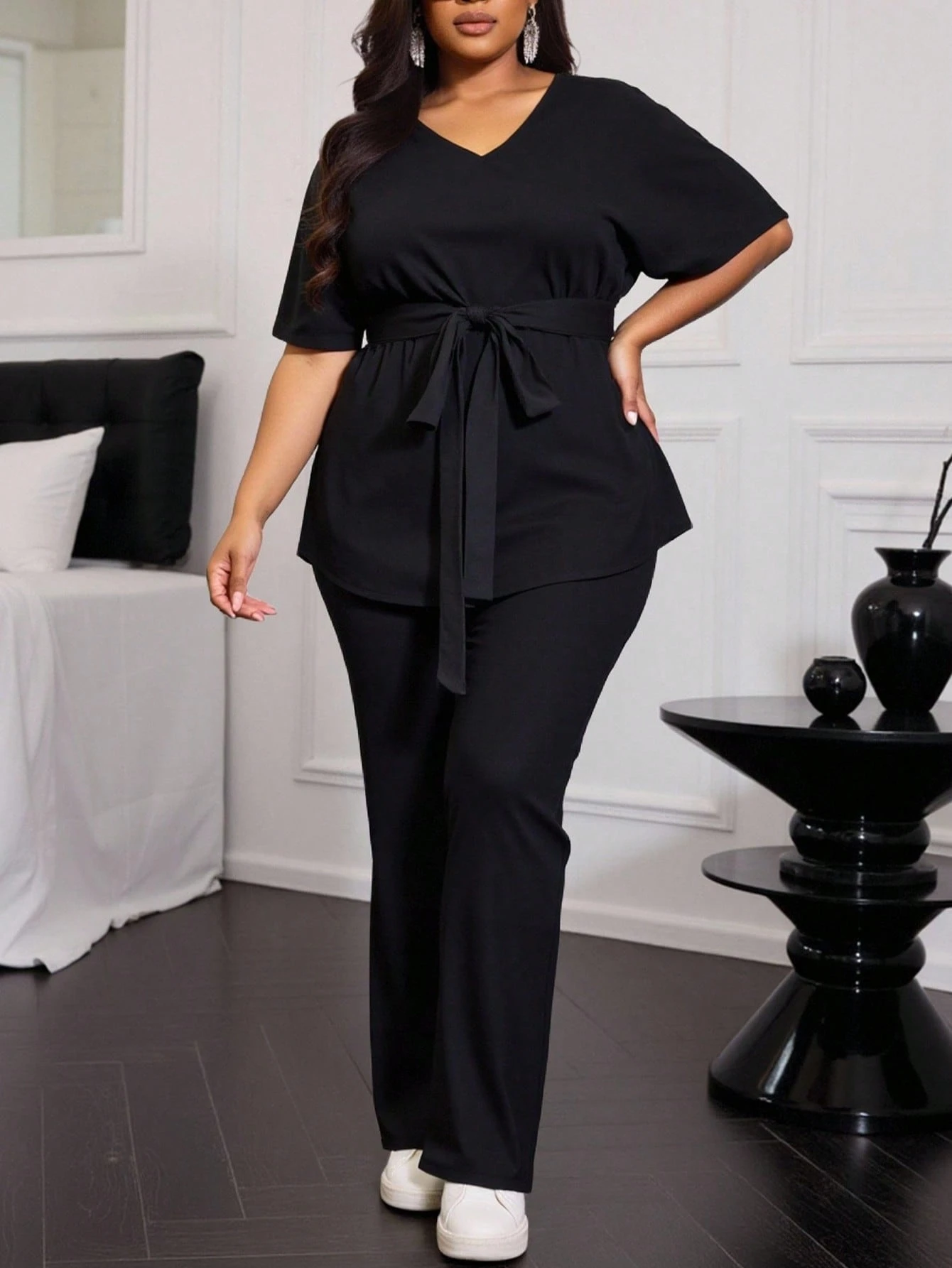 Ensemble Top ceinturé en couleur unie col V et pantalon évasé – Image 3