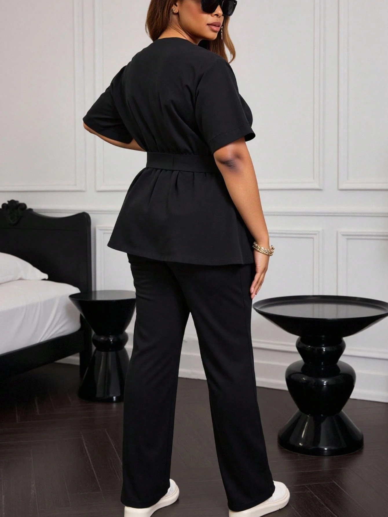 Ensemble Top ceinturé en couleur unie col V et pantalon évasé – Image 2