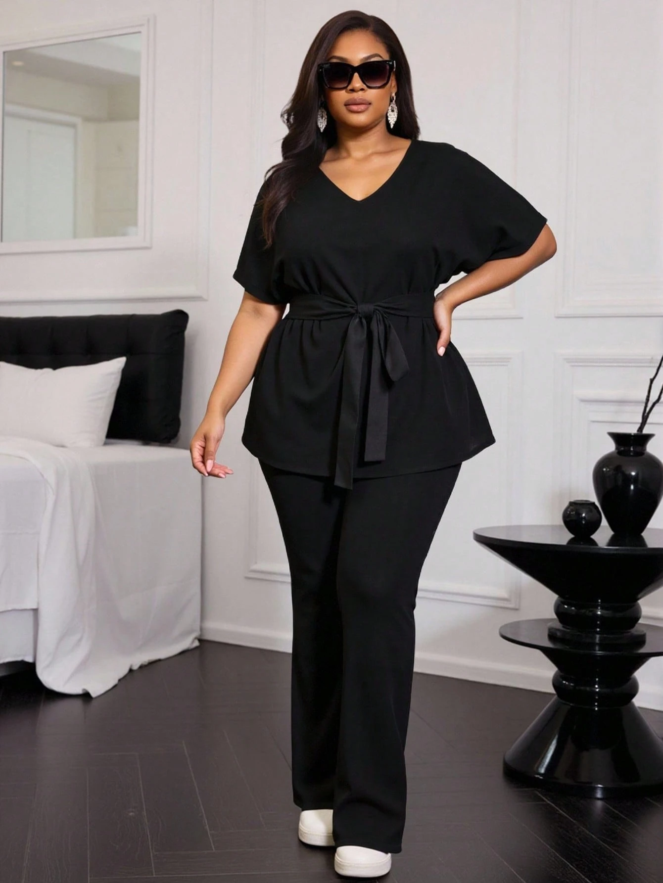 Ensemble Top ceinturé en couleur unie col V et pantalon évasé – Image 4