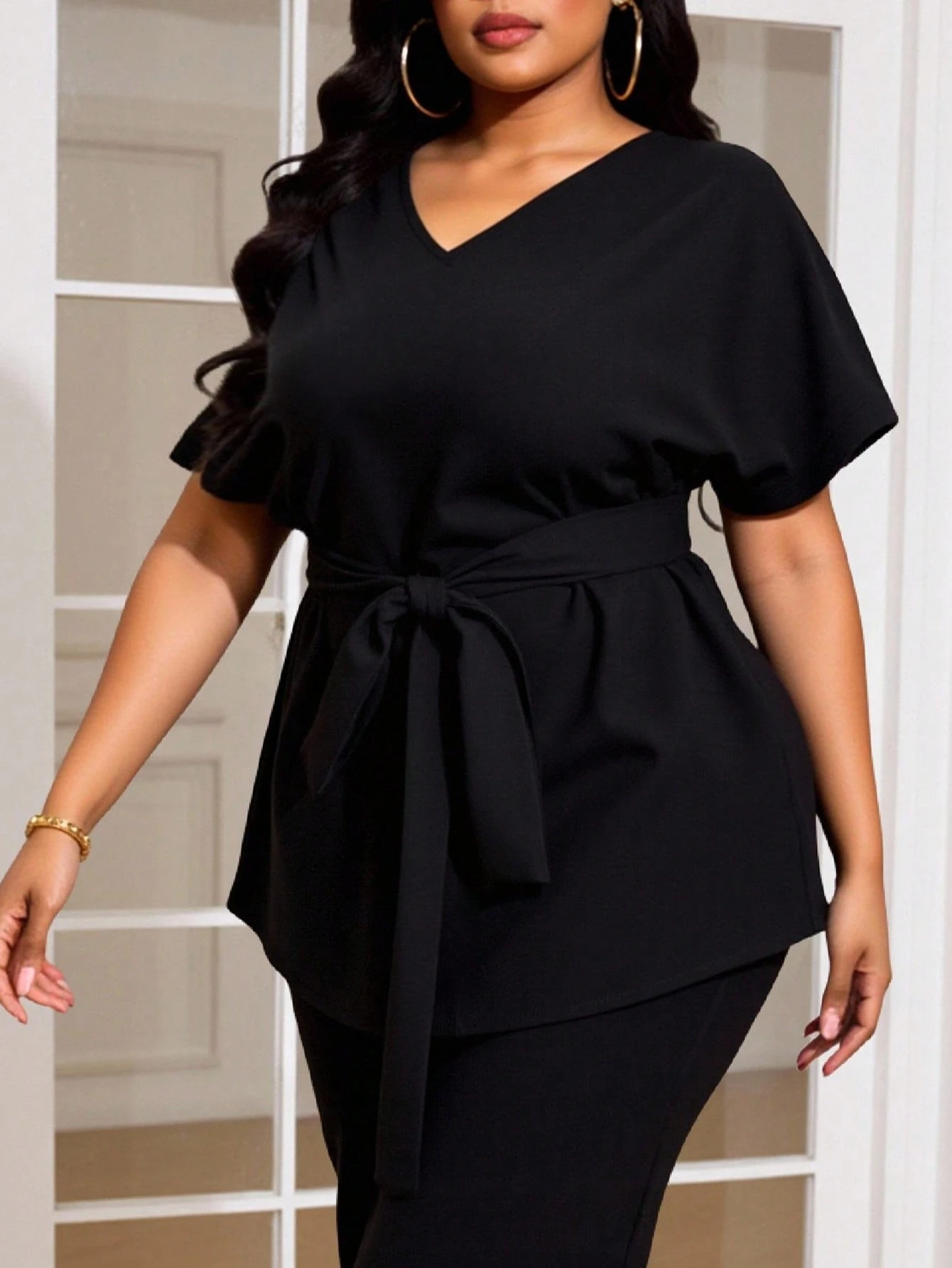 Ensemble Top ceinturé en couleur unie col V et pantalon évasé – Image 8