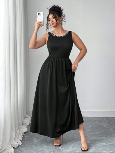 Robe élégante noire en tricot moulant avec garniture de perles sans manches