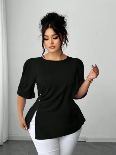 Blouse ajustée élégante à manches courtes bleue avec décoration de perles tressée