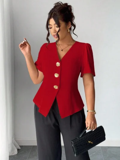 Haut décoratif à boutons roses