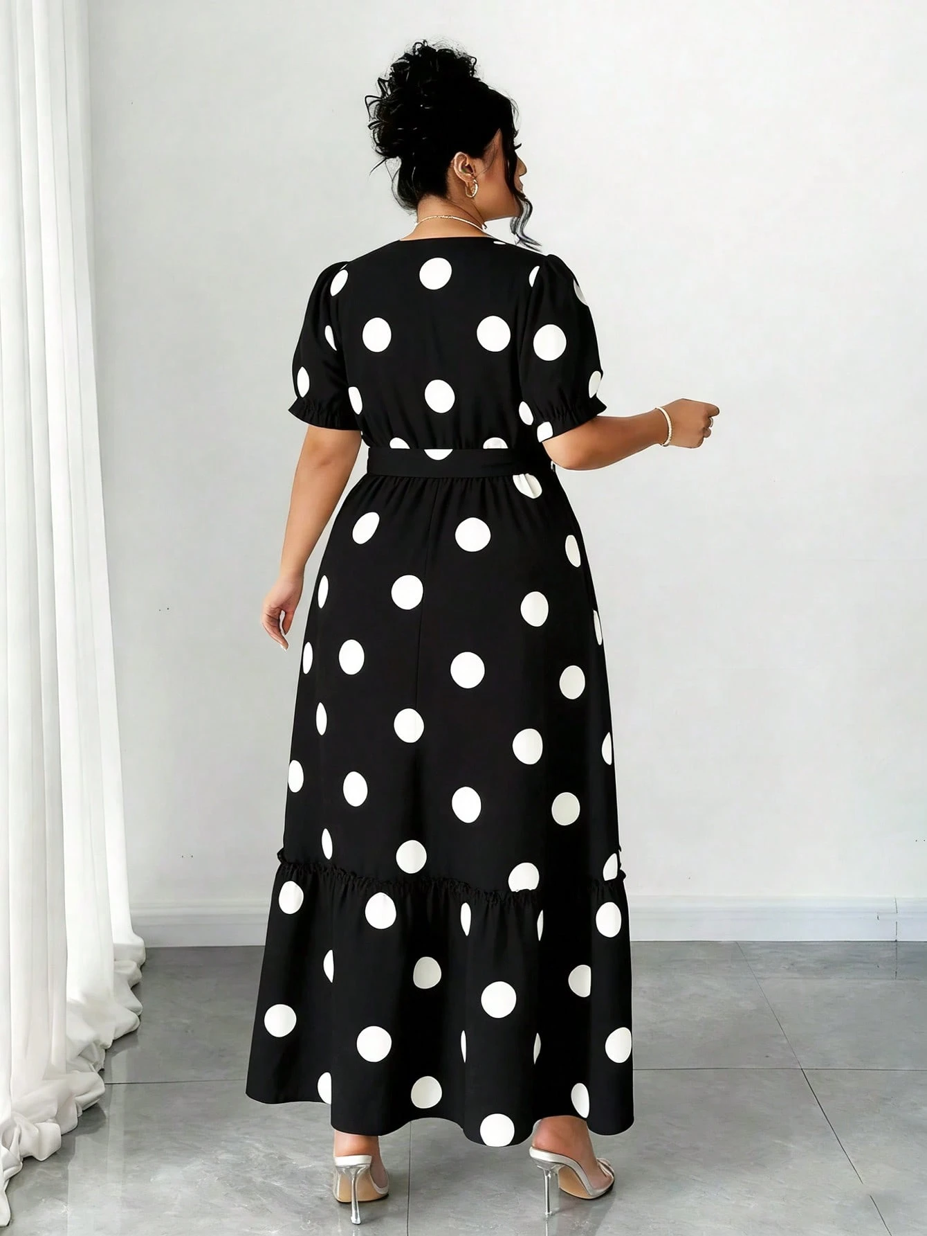 Robe élégante à col V, manches bouffantes et taille nouée – Image 2