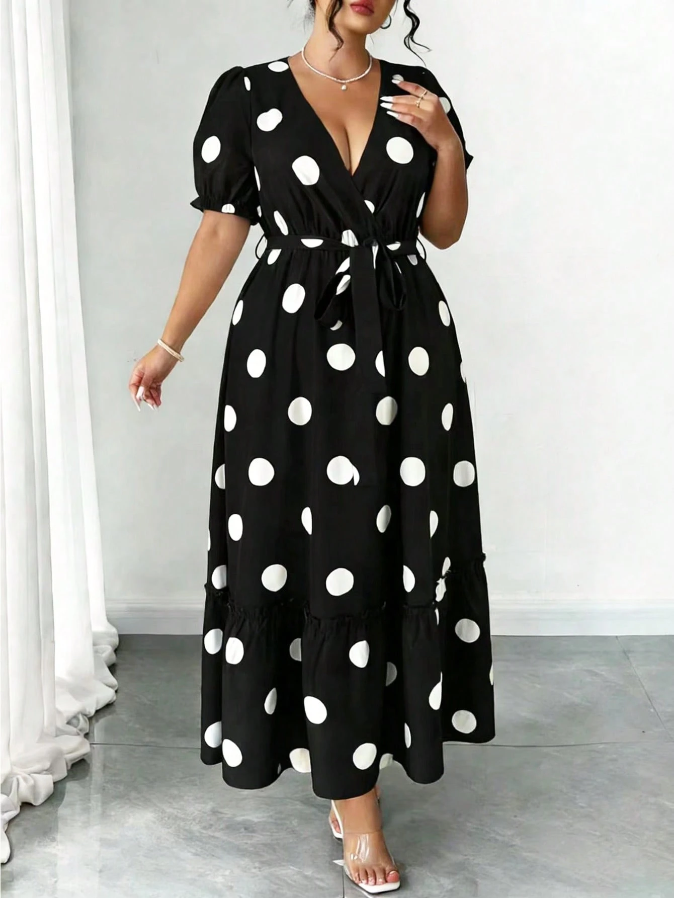 Robe élégante à col V, manches bouffantes et taille nouée – Image 5