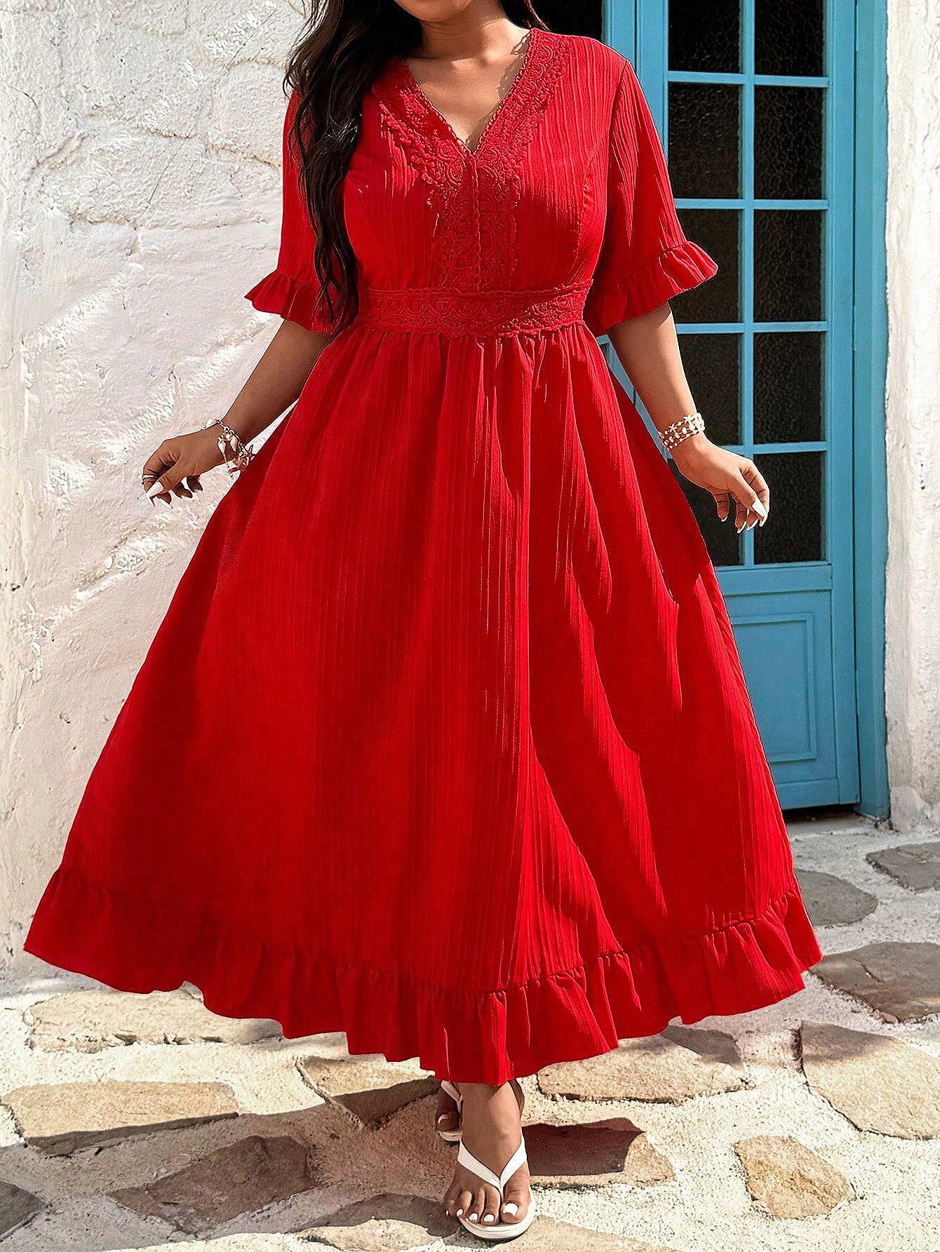 Robe à ligne A avec empiècement en dentelle, col V et volants à l'ourlet