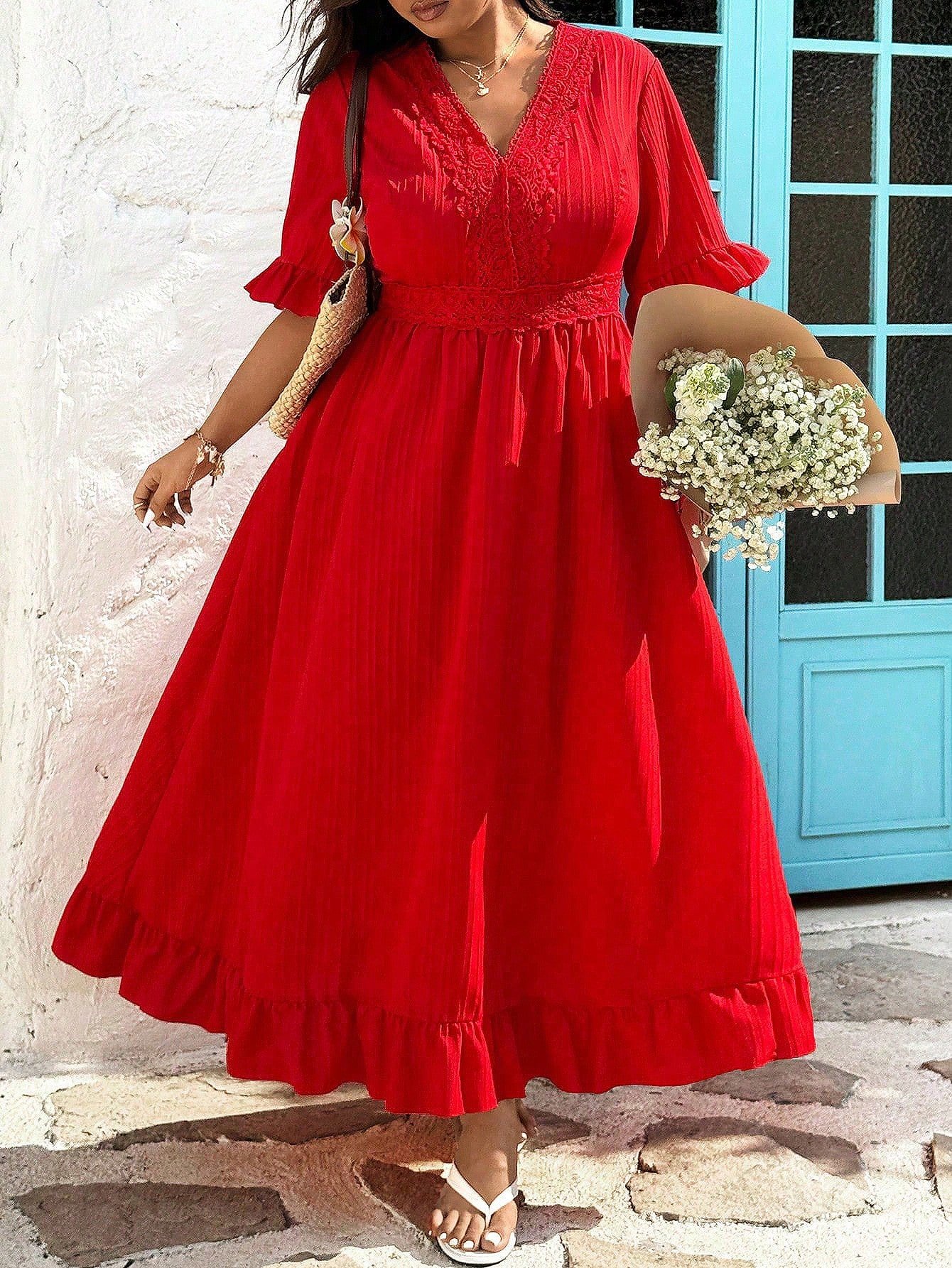 Robe à ligne A avec empiècement en dentelle, col V et volants à l'ourlet – Image 6