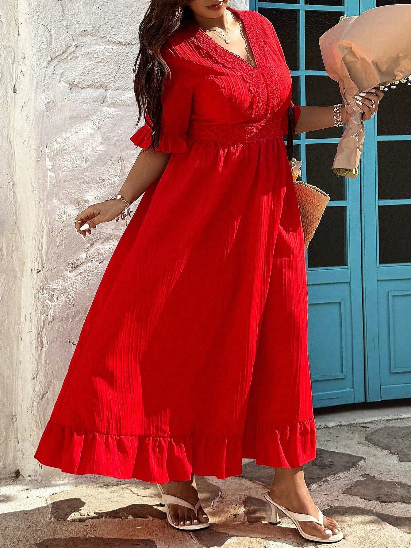 Robe à ligne A avec empiècement en dentelle, col V et volants à l'ourlet – Image 8