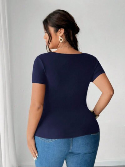 Alternative view of T-shirt élégant unicolore de grande taille pour femmes avec décoration en métal 3D