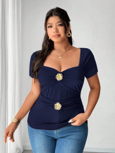 T-shirt élégant unicolore de grande taille pour femmes avec décoration en métal 3D