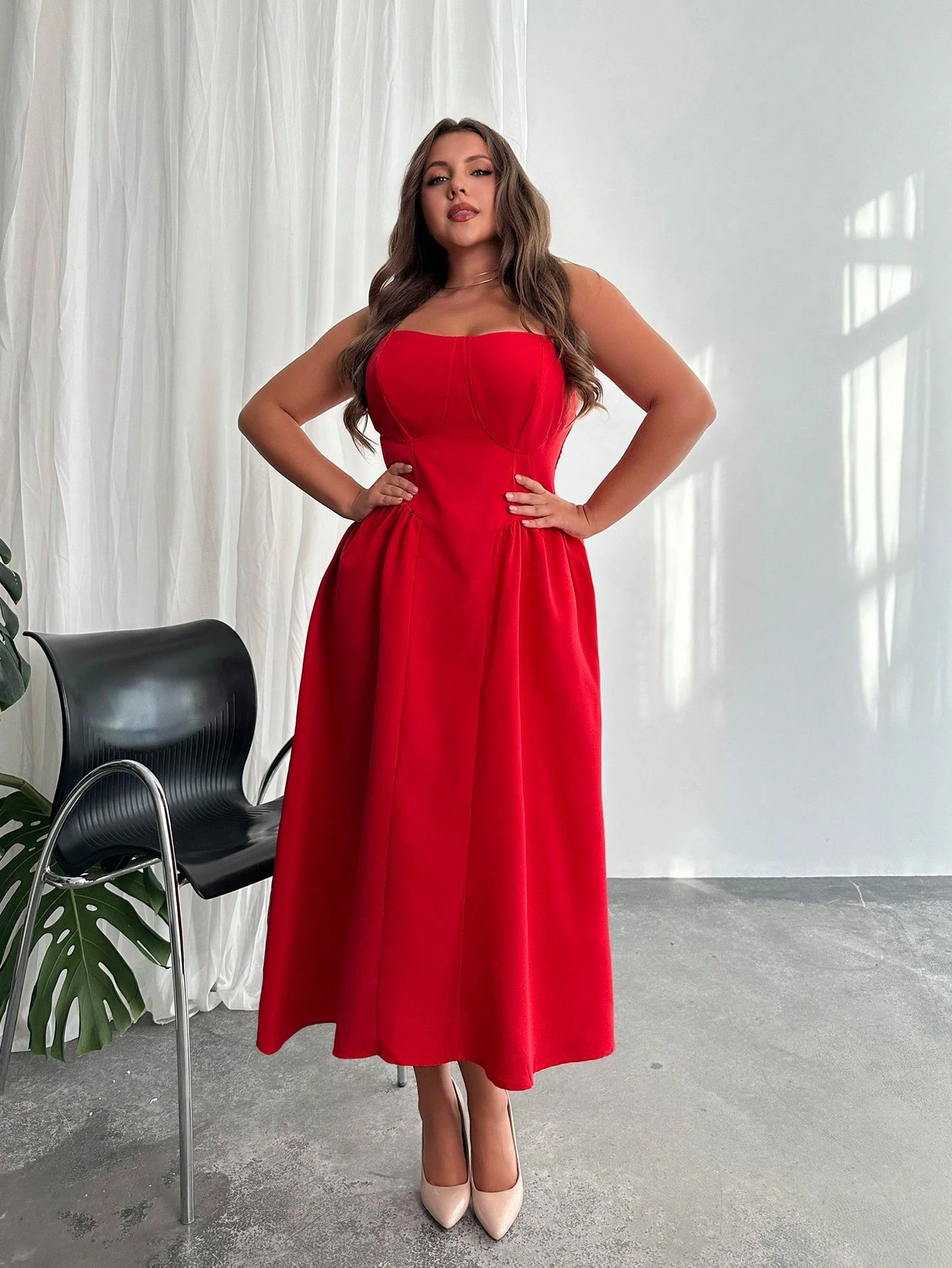 Robe mi-longue à bretelles spaghetti avec cœur rouge