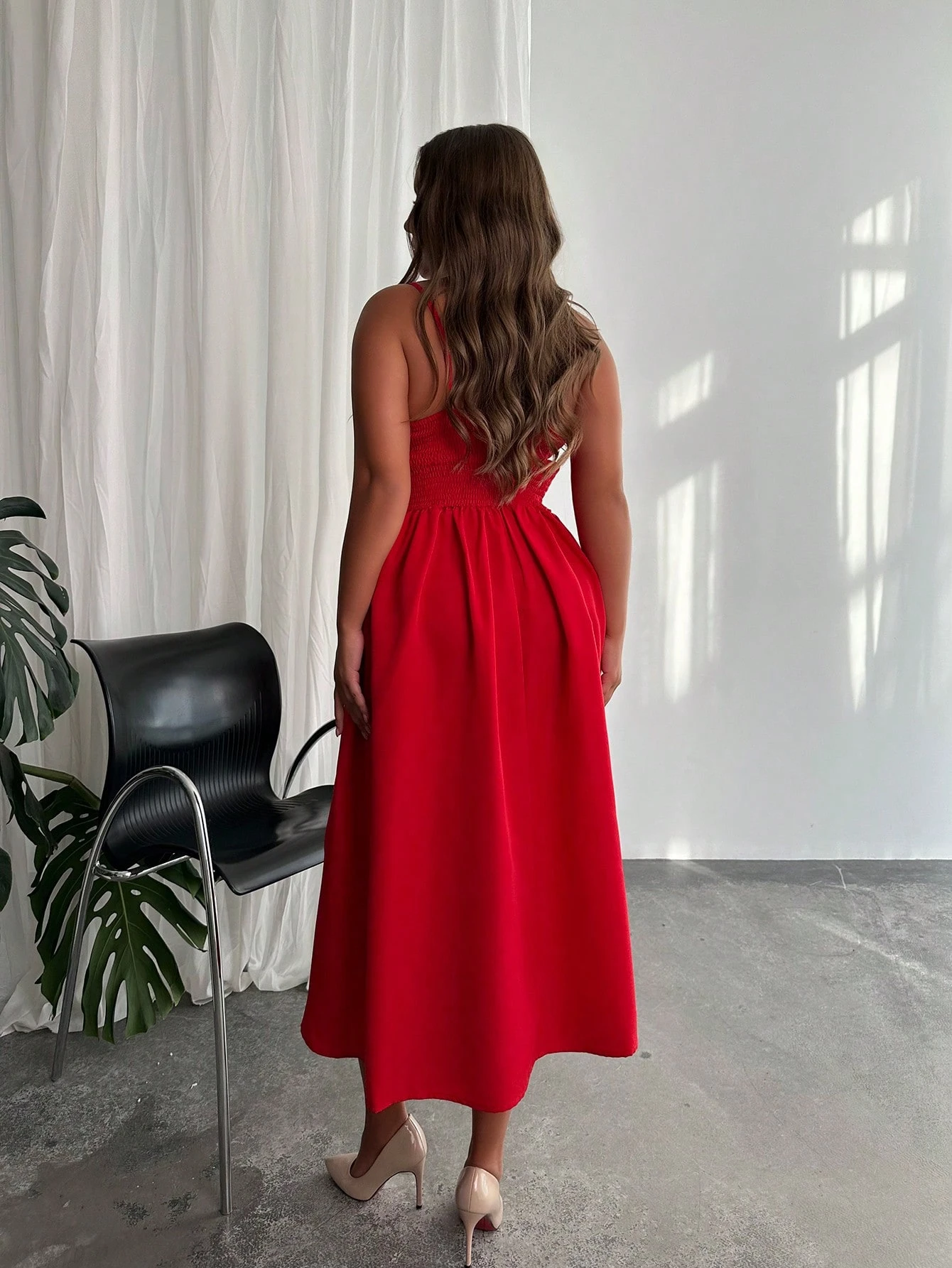 Robe mi-longue à bretelles spaghetti avec cœur rouge – Image 2
