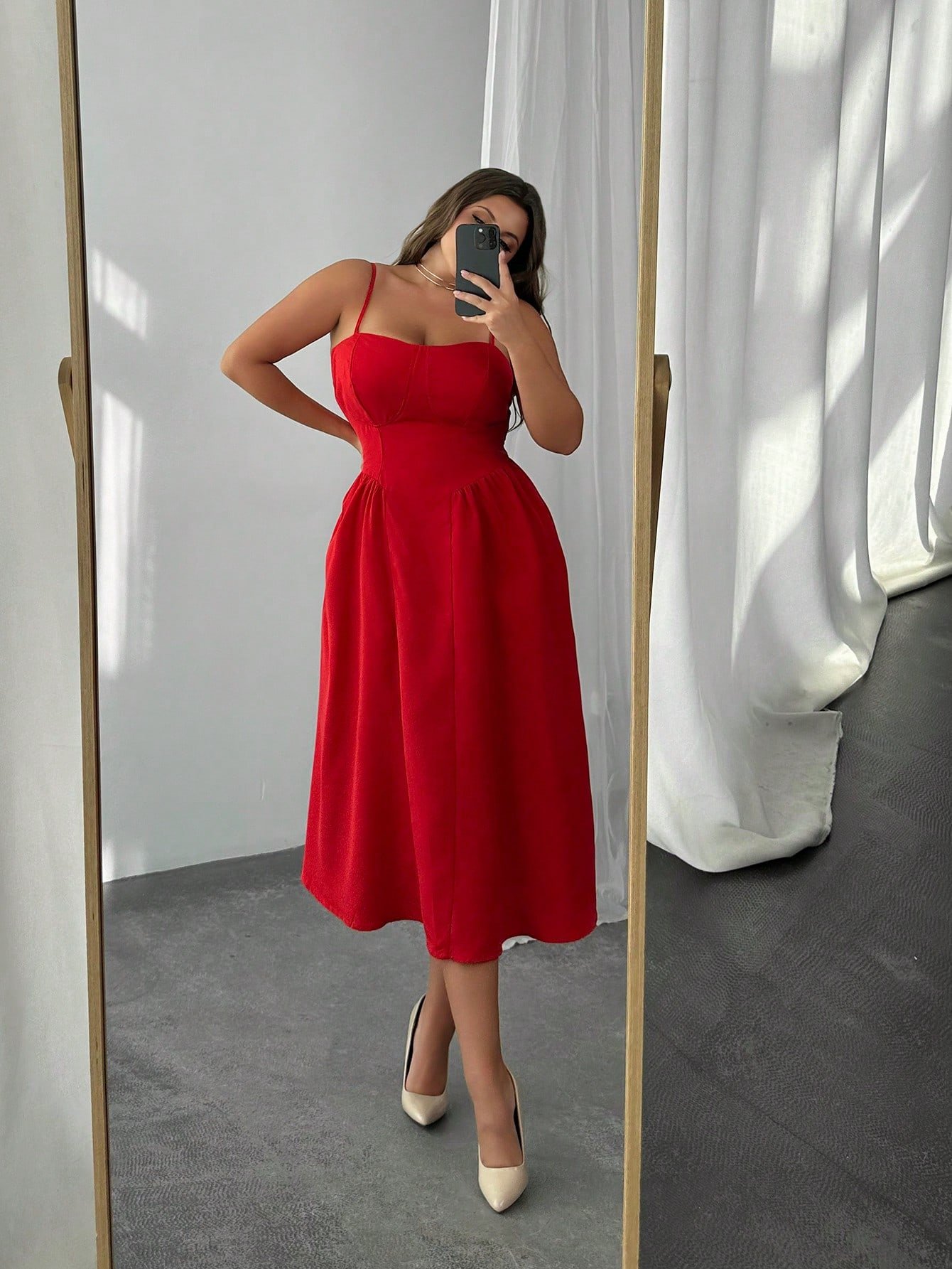 Robe mi-longue à bretelles spaghetti avec cœur rouge – Image 7