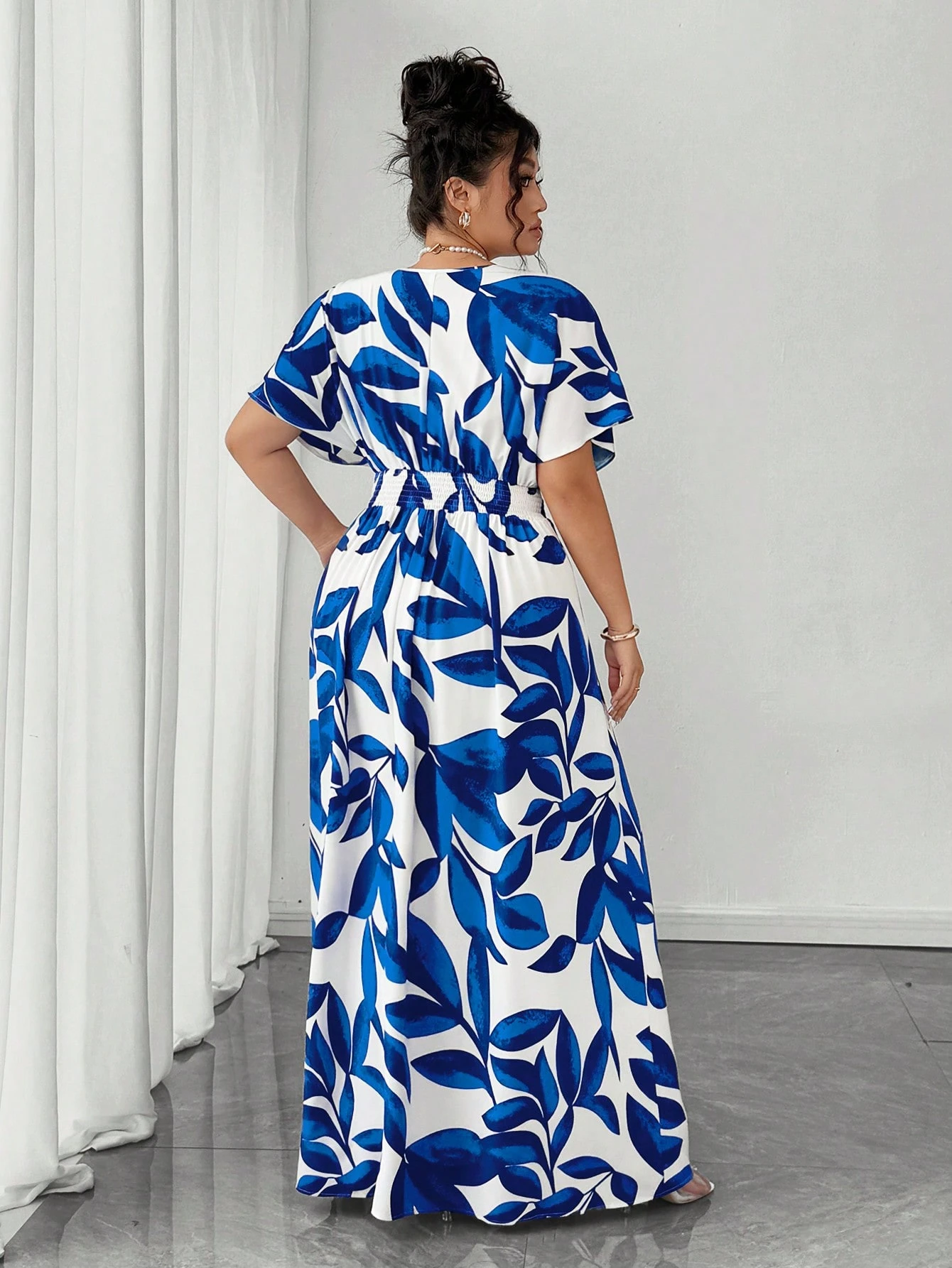 Robe élégante à col en V fleuri – Image 2