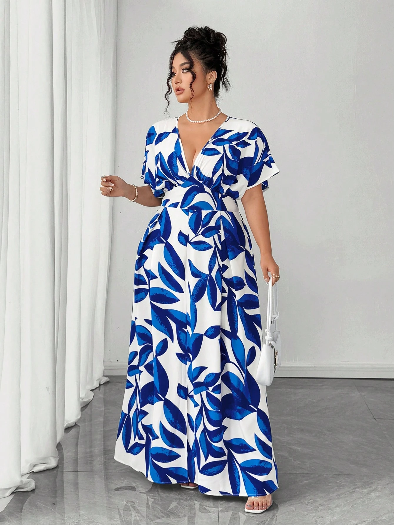 Robe élégante à col en V fleuri – Image 4