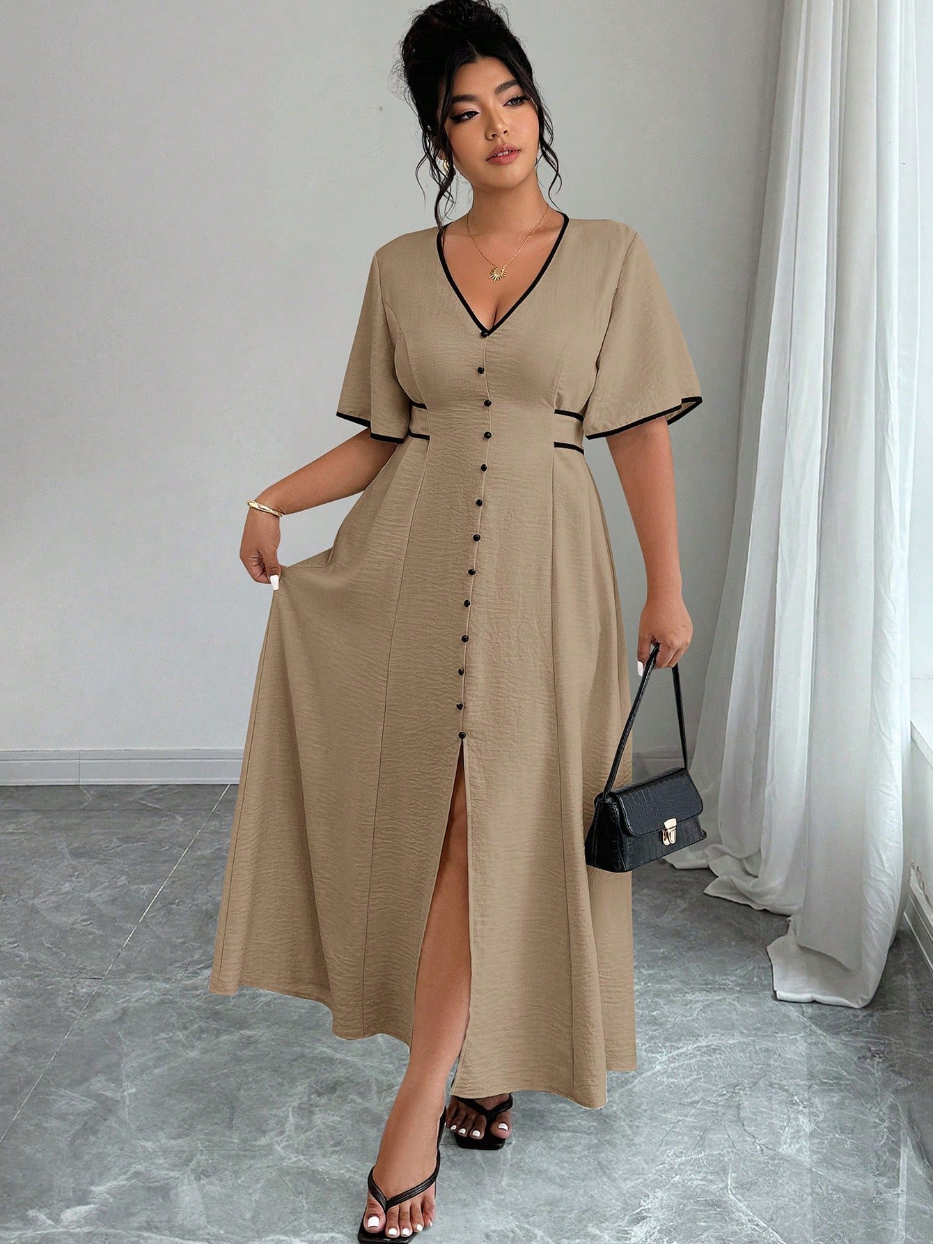 Robe grande taille à manches courtes, col V fendue et blocs de couleurs – Image 5