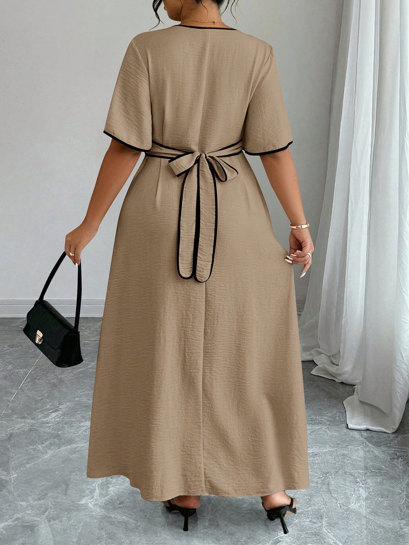 Robe grande taille à manches courtes, col V fendue et blocs de couleurs – Image 2