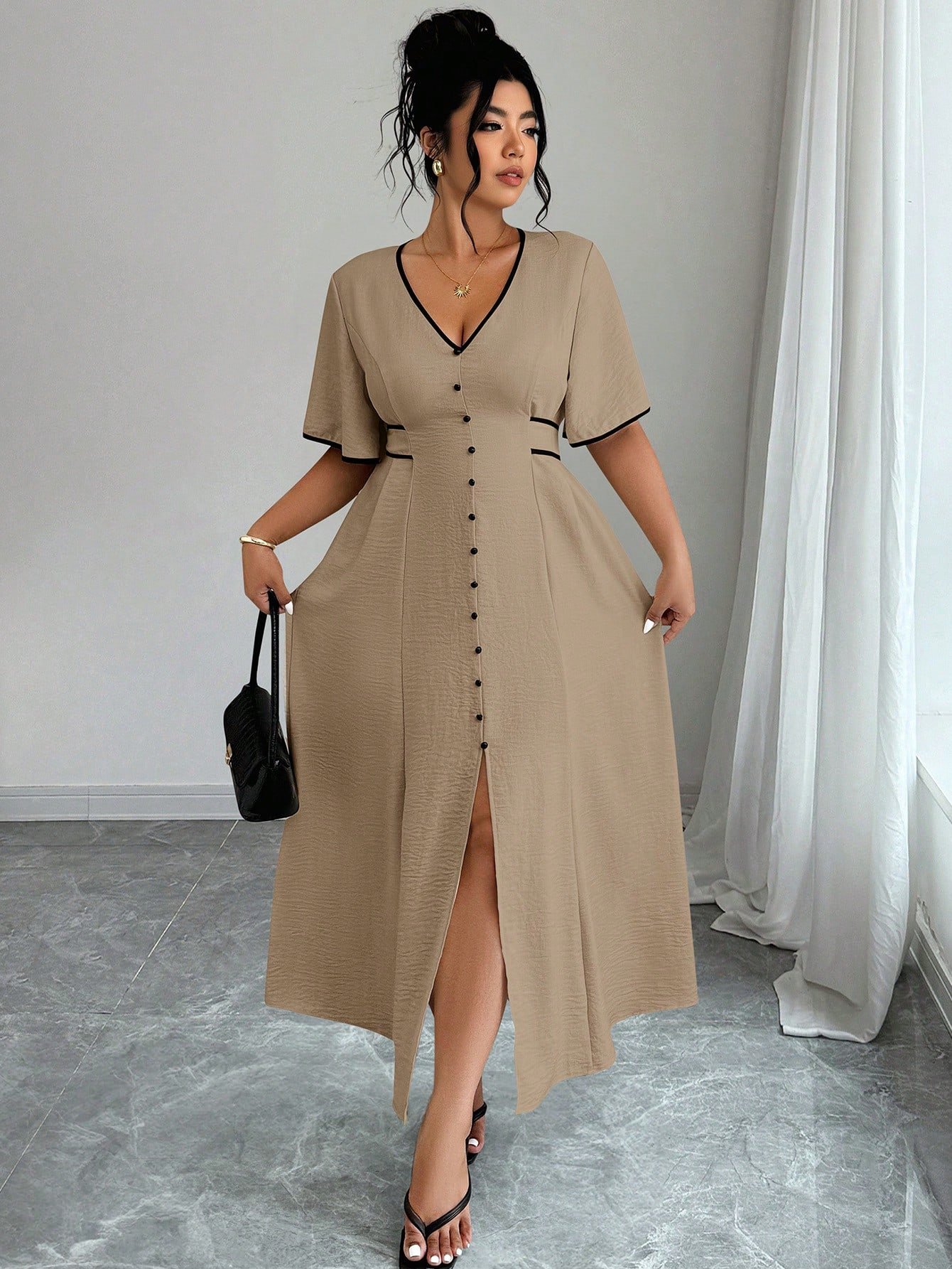 Robe grande taille à manches courtes, col V fendue et blocs de couleurs – Image 3