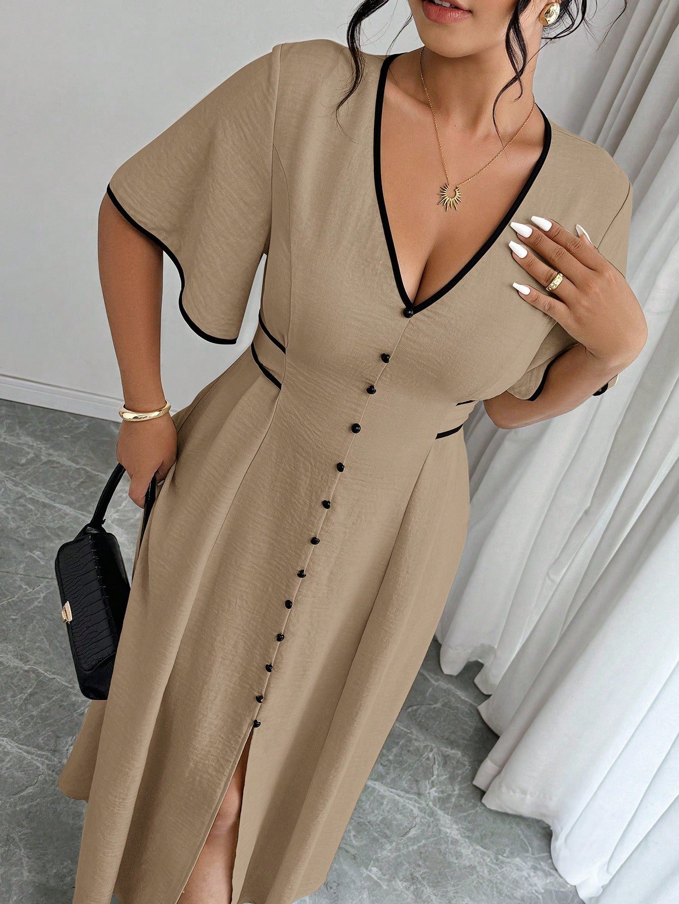 Robe grande taille à manches courtes, col V fendue et blocs de couleurs – Image 6