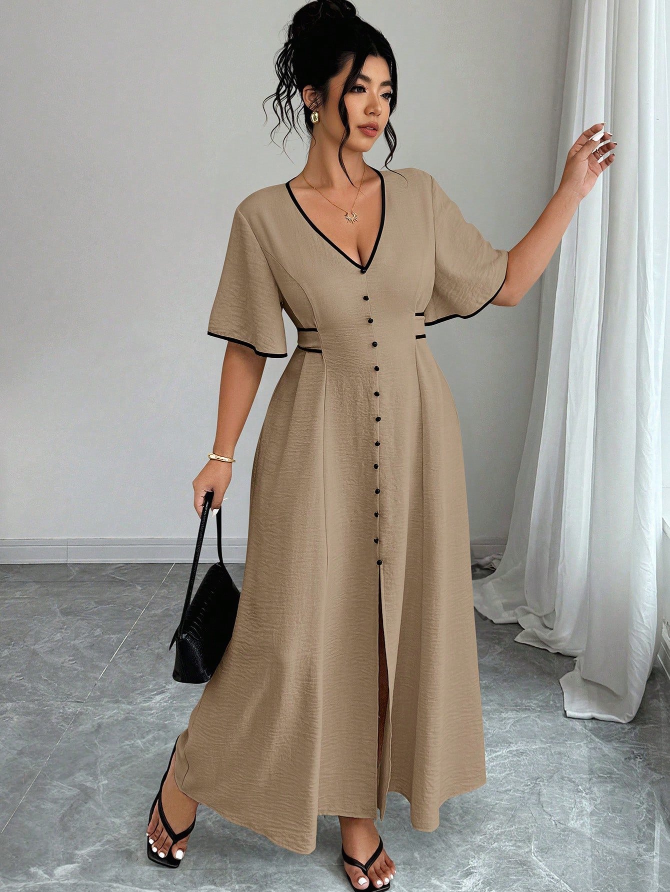 Robe grande taille à manches courtes, col V fendue et blocs de couleurs