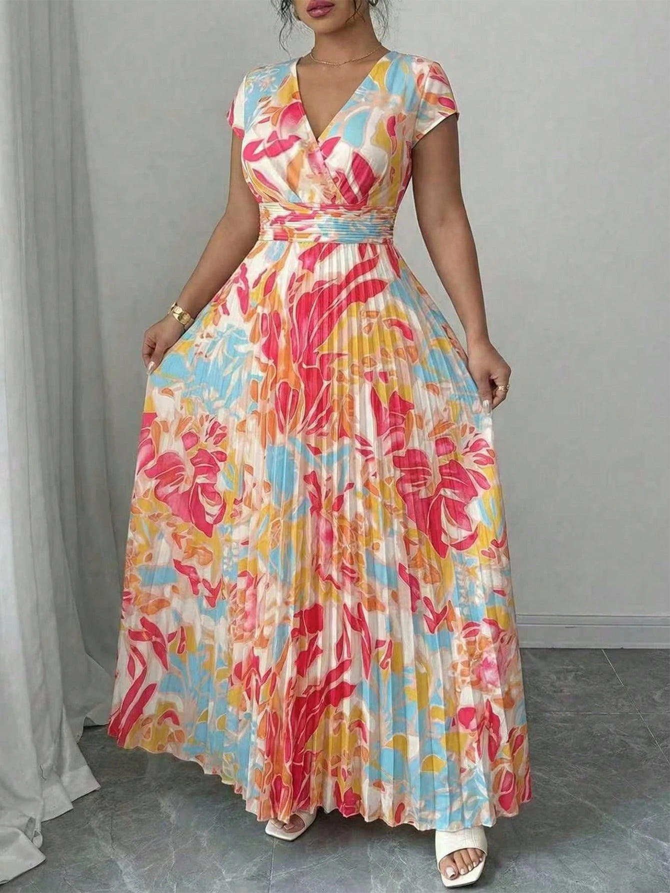 Robe fluide à col V et manches courtes avec motif floral,