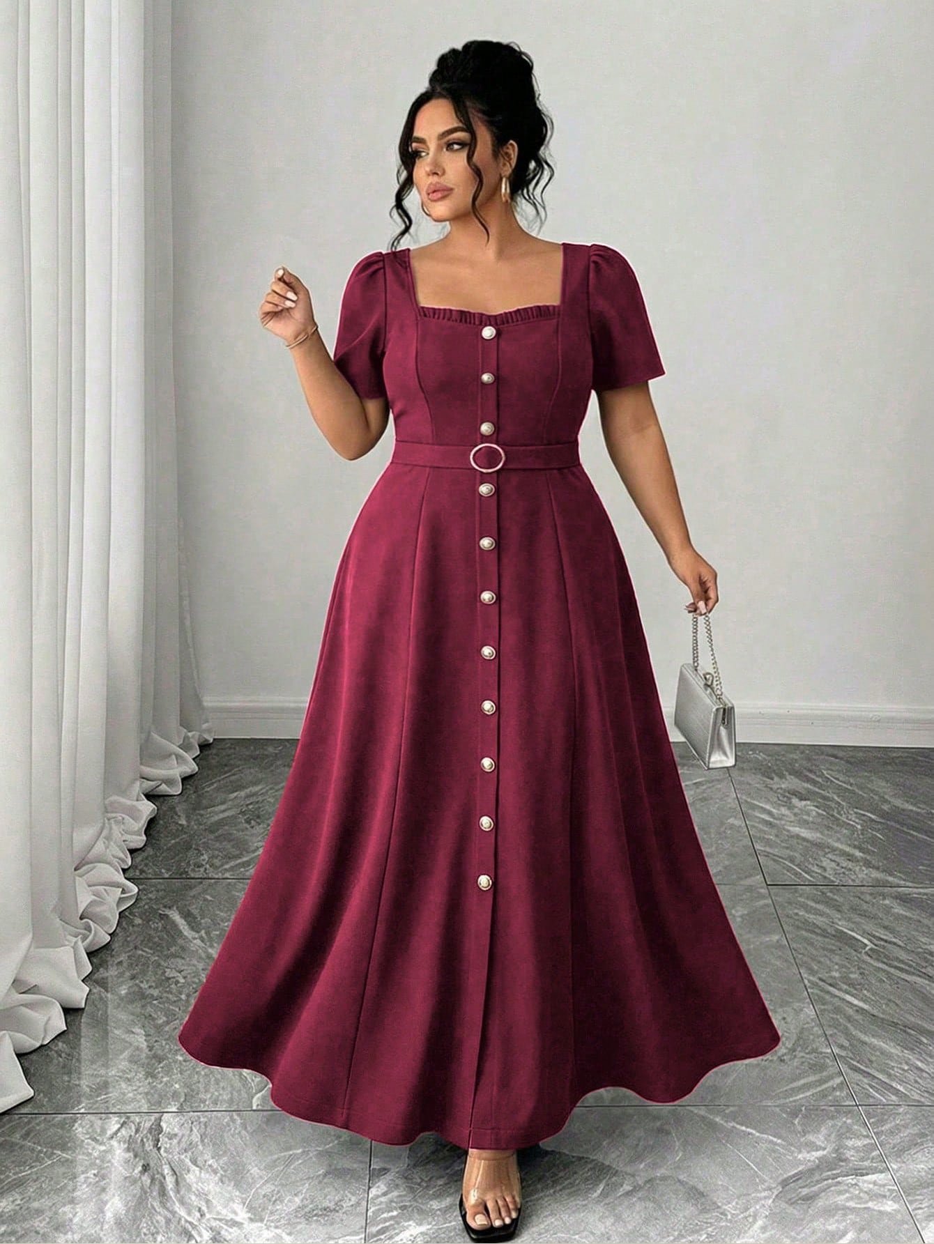 Robe élégante à manches courtes avec volants au col, taille cintrée et boutons