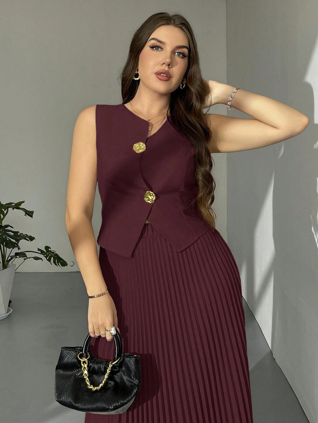 Ensemble 2 pièces élégant pour femmes grandes tailles, composé d'un gilet métallique à simple boutonnage et d'une jupe mi-longue plissée – Image 4