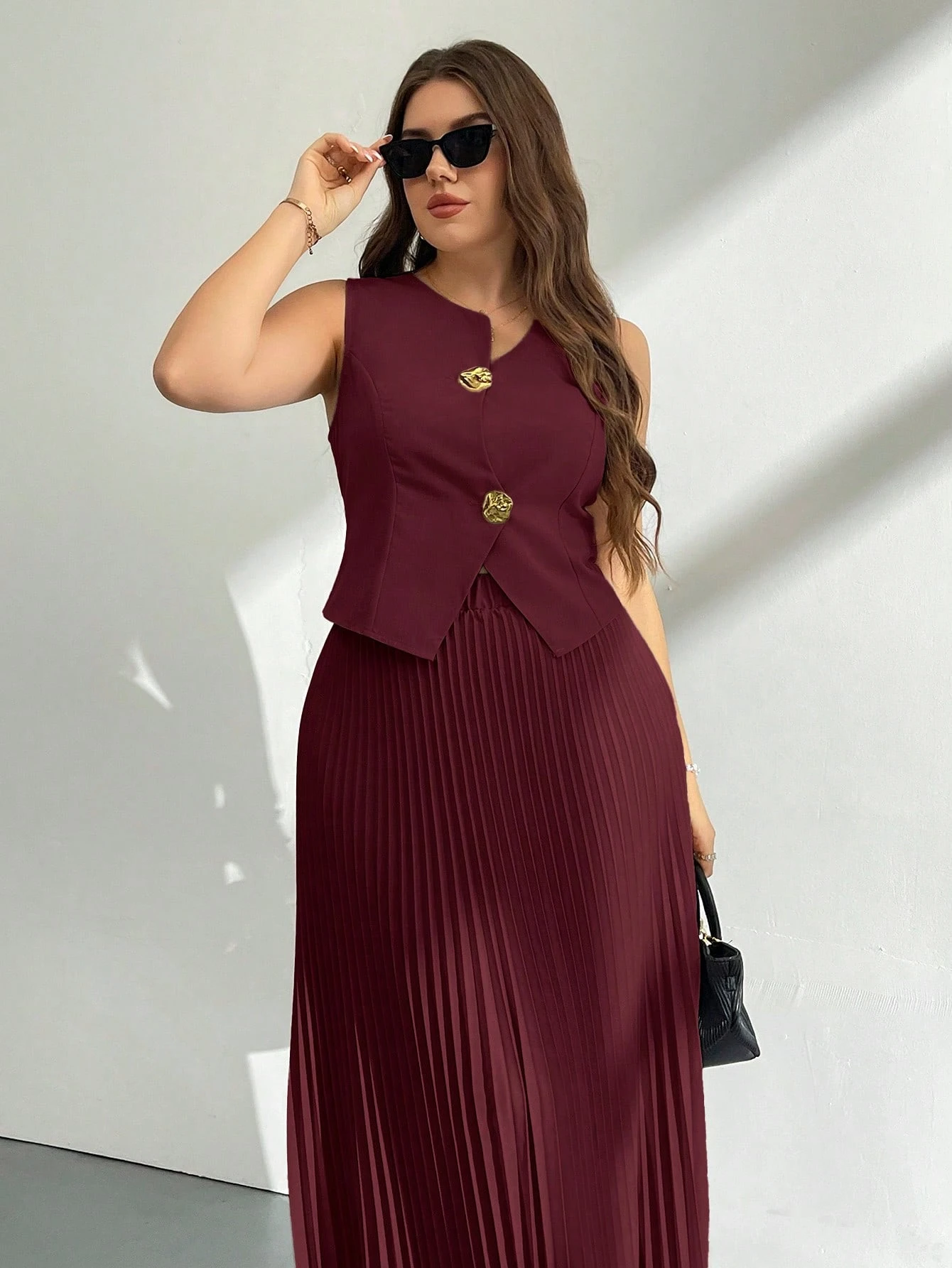 Ensemble 2 pièces élégant pour femmes grandes tailles, composé d'un gilet métallique à simple boutonnage et d'une jupe mi-longue plissée – Image 5
