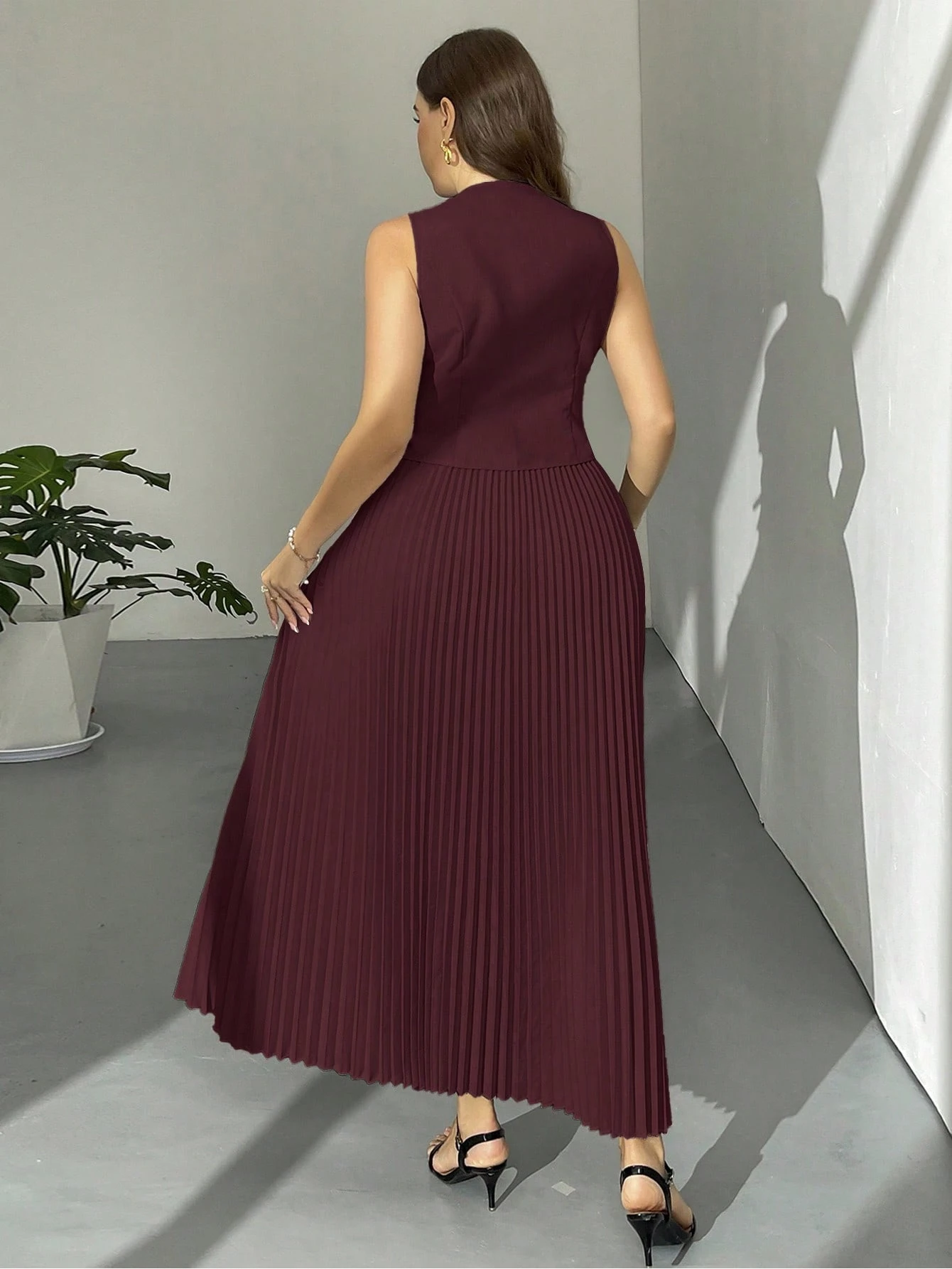 Ensemble 2 pièces élégant pour femmes grandes tailles, composé d'un gilet métallique à simple boutonnage et d'une jupe mi-longue plissée – Image 2