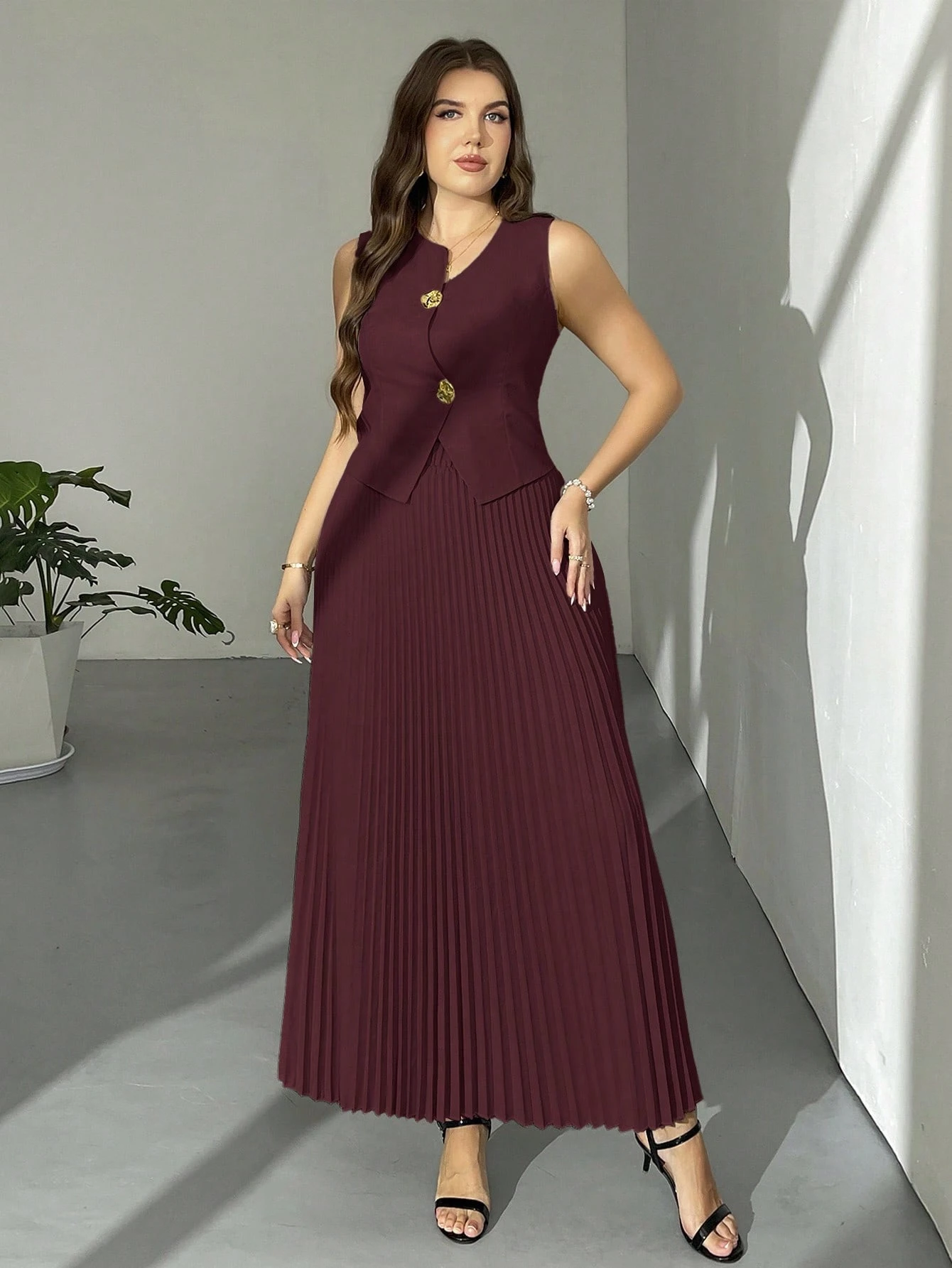 Ensemble 2 pièces élégant pour femmes grandes tailles, composé d'un gilet métallique à simple boutonnage et d'une jupe mi-longue plissée – Image 8